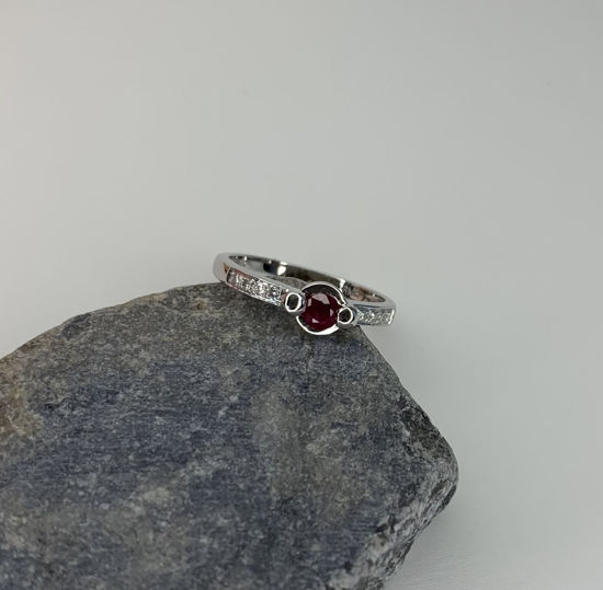 Image sur Bague en or blanc 14KT avec rubis et diamants